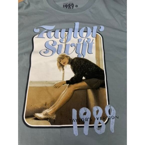 "TAYLOR SWIFT" 1989 Long Sleeve Blue T-Shirt SZ M Taylor's Version Concert - Picture 5 of 10
